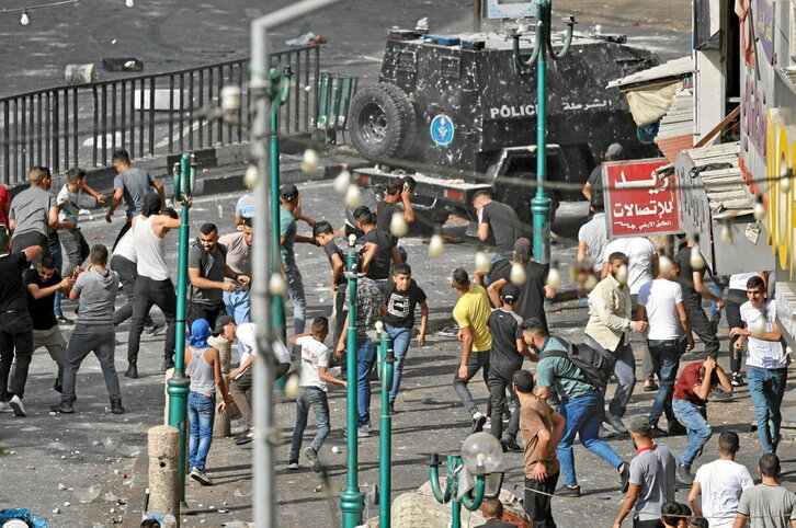 Jóvenes palestinos protestan contra la ANP en Naplusa, en la Cisjordania ocupada.