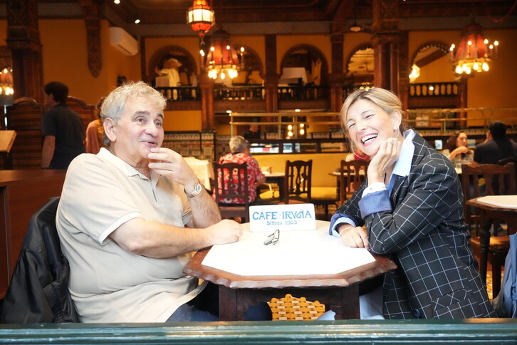 Bernardo Atxaga desayuna junto a Yolanda Díaz hace dos semanas en Bilbo.