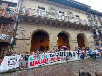 Gurasoak eta ikasleak, Hondarribiko Udalaren aurrean protesta egiten.