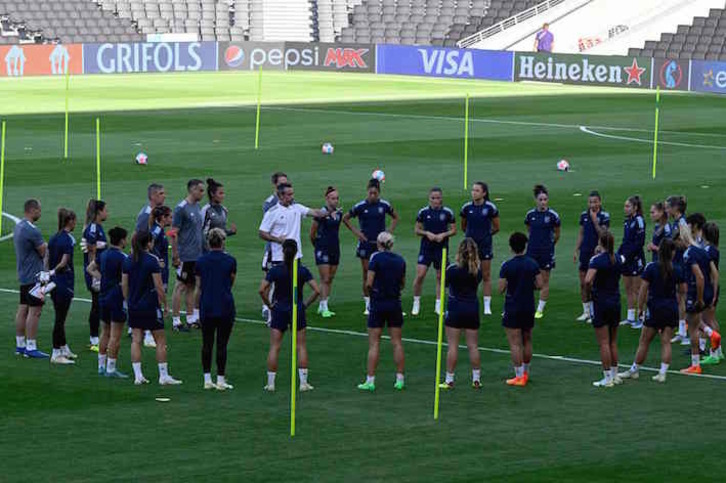 Jorge Vilda y las futbolistas de la selección española durante la pasada Eurocopa.