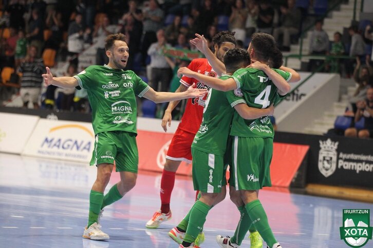 Los jugadores de Osasuna Magna celebran uno de los goles.