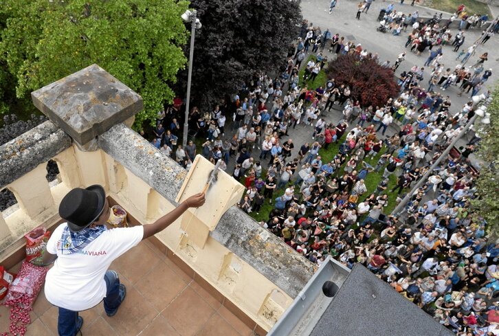 Momento en el que un miembro de la Corporación txiki prende el cohete.
