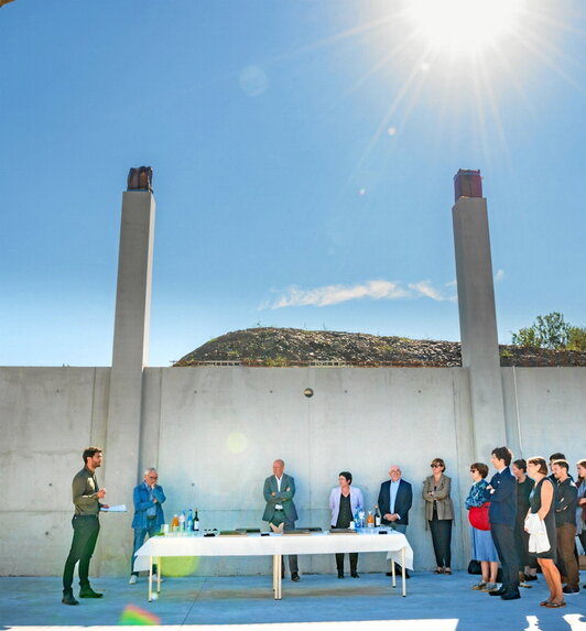 Alkik izanen duen tailer berriaren lehen harria ezarri zuten, atzo, Larresoron.