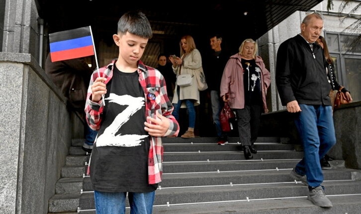Haur bat Z ageri duen kamiseta eta Donetsk-eko banderarekin.