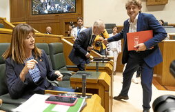El portavoz del PSE, Eneko Andueza, se dirige a su escaño tras saludar al lehendakari Iñigo Urkullu.