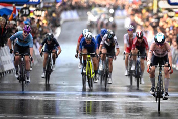 Annemiek van Vleuten no ha llegado a celebrar la victoria y Lotte Kopecky se lamenta tras la segunda plaza.