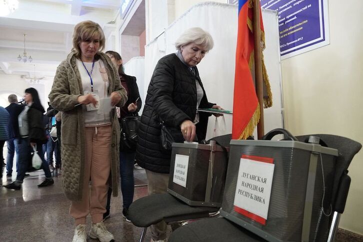 Refugiados ucranianos en Rusia votan en la ciudad de Rostov-on-Don.