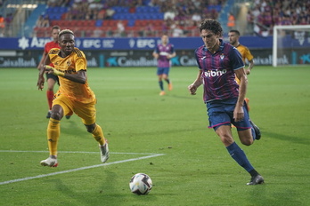 Blanco Leschuk, que puede volver al once, en una imagen del choqe entre Eibar y Ponferradina.