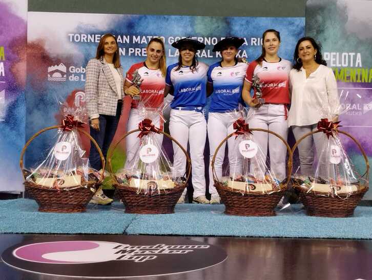 Final nagusiko lau protagonistak sari banaketan ateratako argazkian.