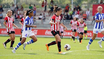 Las rojiblancas se impusieron con rotundidad en su debut liguero. En la imagen Ane Azkona, autora del tercer gol ante el Sporting.