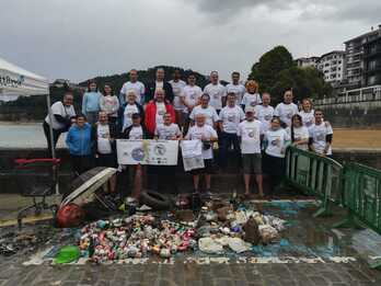 Los voluntarios, tras recoger los 190 kilos de basura en Lekeitio.