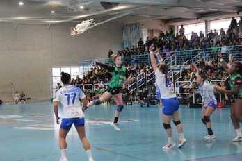 Lanzamiento de Eider Hernández sobre la portería vallisoletana.