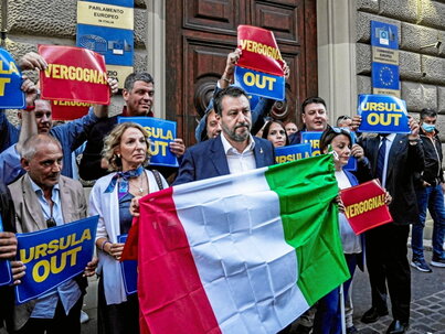 La exministra de Berlusconi, Giorgia Meloni, ha pasado de un 4% a liderar el bloque de la derecha con un partido heredero del fascismo. En la página anterior, Mateo Salvini, apoyo de Meloni, en una protesta contra la Comisión Europea.