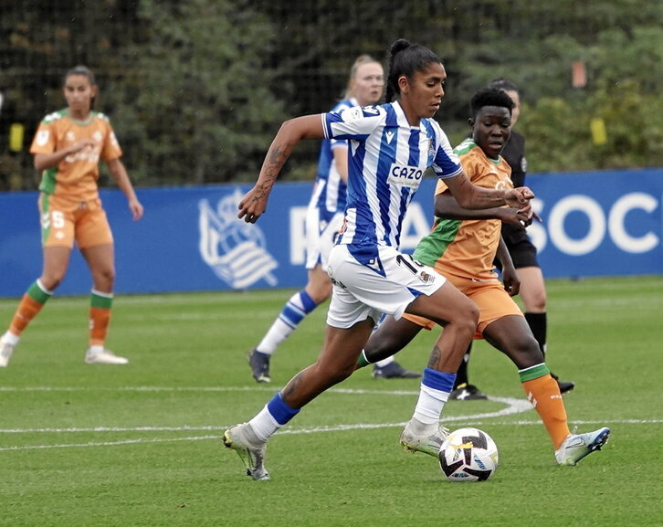 Gaby conduce el balón perseguida por Asantewaa.