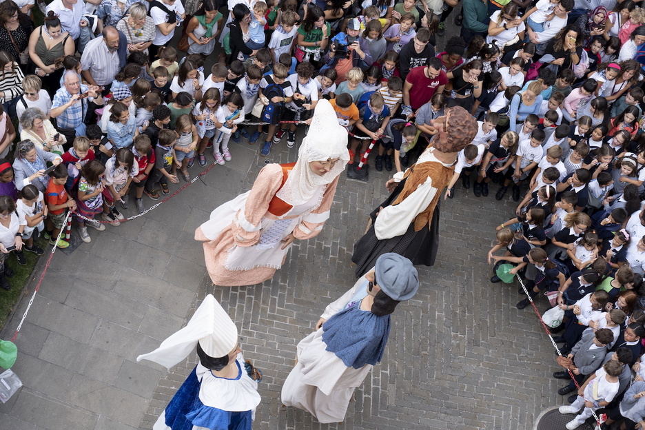 Ostiralean txupinazora atera ziren erraldoiak.