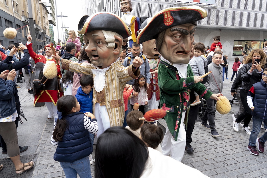 Kilikiak jendea jotzen.