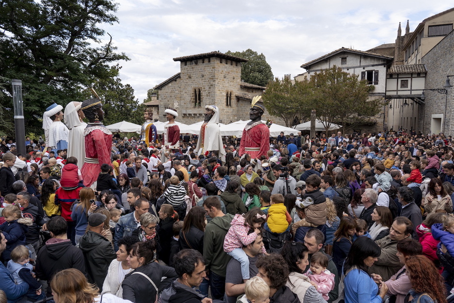 Jende andana gerturatu da erraldoiak ikustera. 