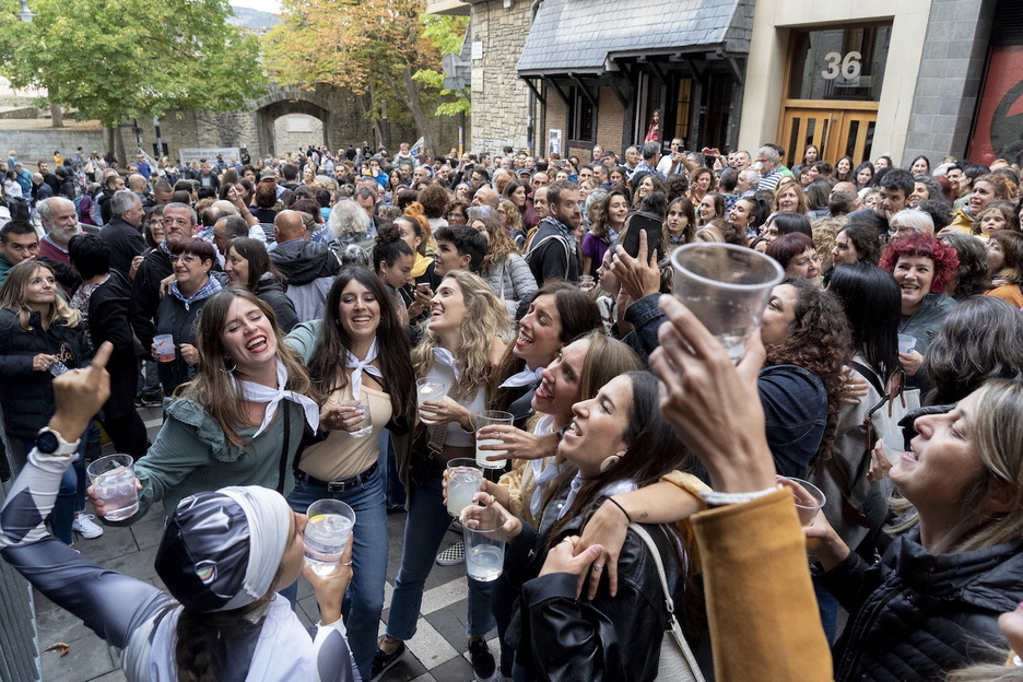 lagun talde bat kaleko giroan murgilduta. 