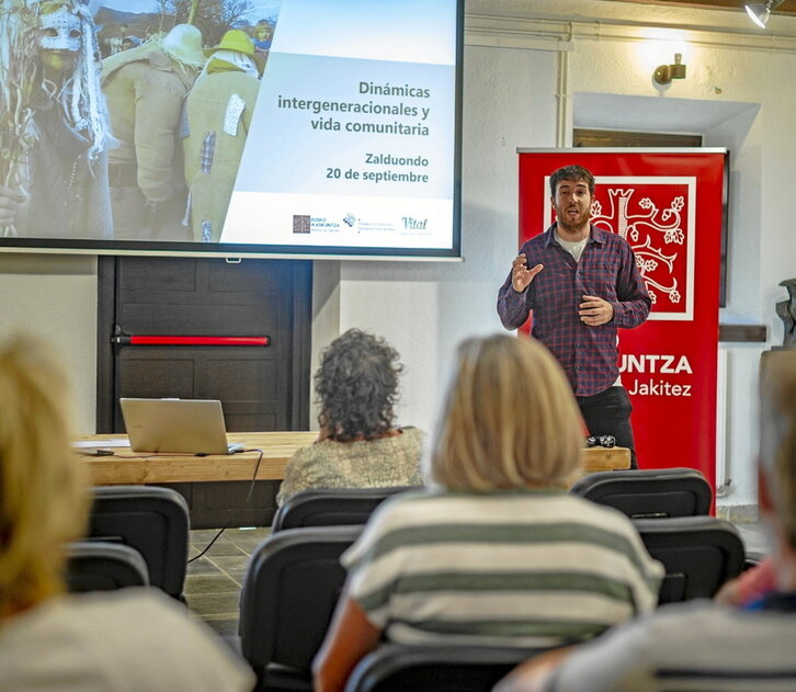 Sergio Azkarate durante su intervención en la sesión de este martes en Zalduondo.