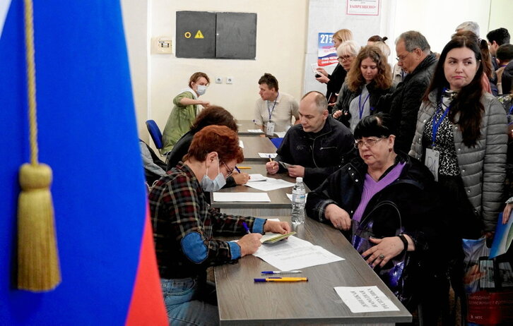 Refugiados del Donbass votando en un colegio electoral de Rostov-on-Don (Rusia).