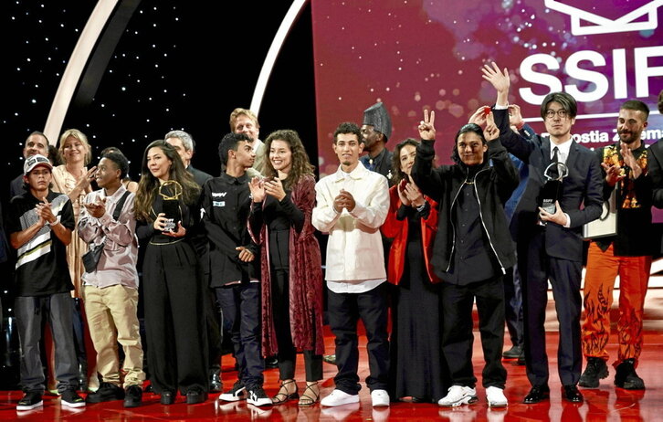 Imagen de los premiados de esta edición, anoche al término de la gala de clausura.