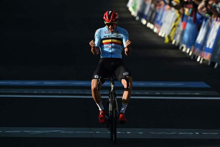 Remco Evenepoel celebra emocionado su título mundial.