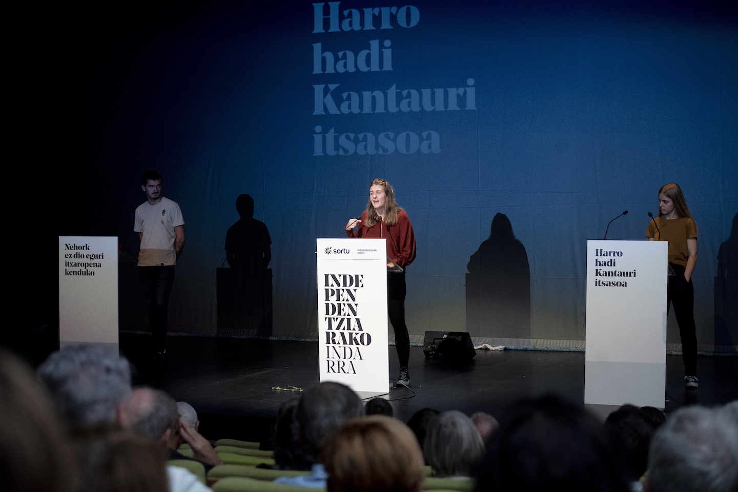 Ernairen ordezakariak; erdian, Ane Alava. (Andoni CANELLADA / FOKU) Ernairen ordezakariak; erdian, Ane Alava. (Andoni CANELLADA / FOKU)