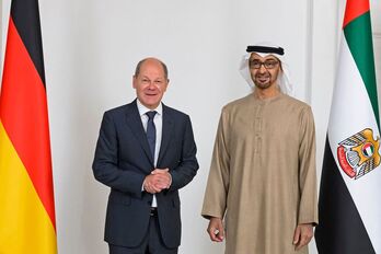 El presidente de los Emiratos Árabes Unidos, el jeque Mohamed bin Zayed al-Nahyan, recibiendo al canciller alemán Olaf scholz en el palacio al-Shati en Abu Dhabi.