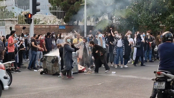 Mujeres quemando sus hijabs en un vídeo facilitado a AFP. 