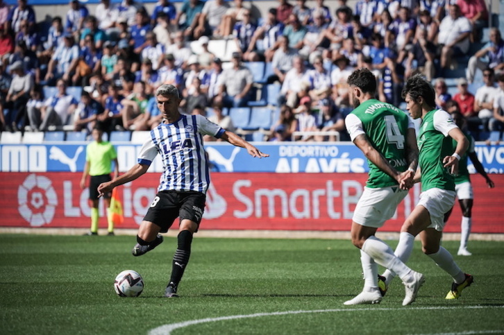 Salva Sevilla golpea el balón durante el choque entre Alavés y Huesca de la semana pasada.