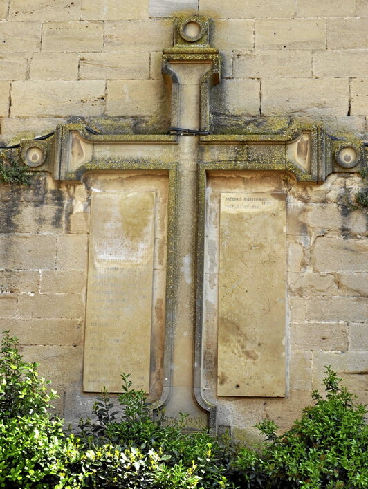 Imagen de la cruz situada en el exterior de la parte trasera de la iglesia de Lerin que recuerda a los vecinos que murieron combatiendo por el bando franquista en la guerra del 36.