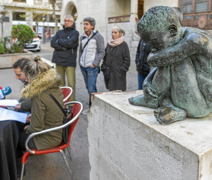 La plataforma por los Derechos Sociales de Gasteiz denuncia el amarillismo al tratar el caso.
