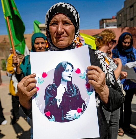 Una kurda, en Siria, se suma a la protesta por Amini.