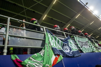 Ertzainas en la grada ocupada por aficionados del Racing.