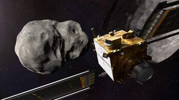 Recreación del DART dirigiéndose hacia el asteroide contra el que se estrellará esta madrugada para desviarlo.
