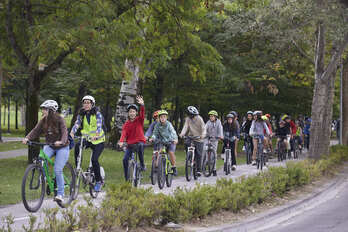 Escolares participan en una actividad del Ayuntamiento para fomentar el uso de la bicicleta la pasada semana.