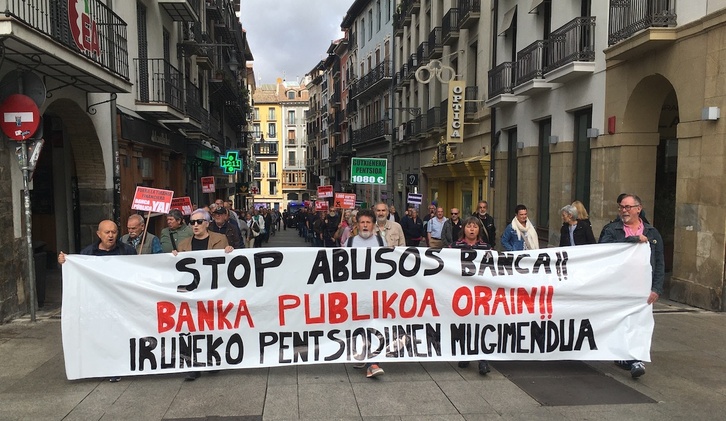 Imagen de la manifestación de pensionistas que ha denunciado en Iruñea «las malas prácticas bancarias» el lunes en Iruñea, convocada por algunos de estos colectivos.