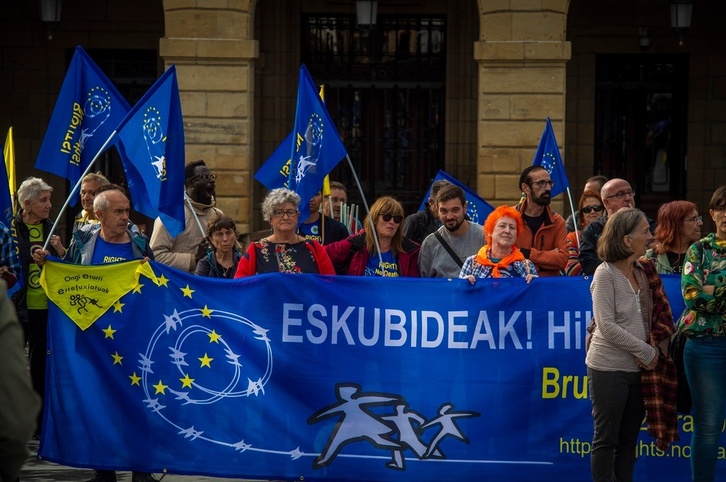 Antes de partir desde Irun hacia Bruselas, activistas han comparecido ante los medios para ofrecer detalles sobre el recorrido.