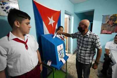 Un cubano vota en un colegio electoral en La Habana en el referéndum sobre el nuevo Código de las Familias,