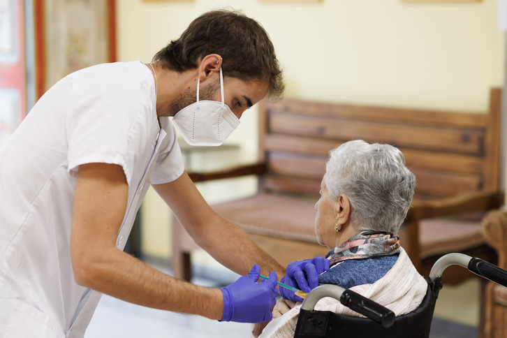 Administración de la vacuna de refuerzo de covid en una residencia de mayores de Nafarroa.