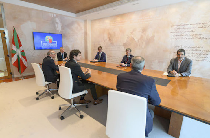 La imagen de una reunión interinstitucional con solo hombres tiene fecha de caducidad.