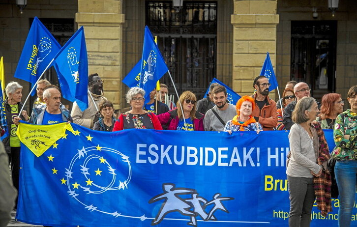 Inicio en Irun de la caravana hacia Bruselas para reivindicar rutas seguras y los derechos humanos de las personas migrantes.