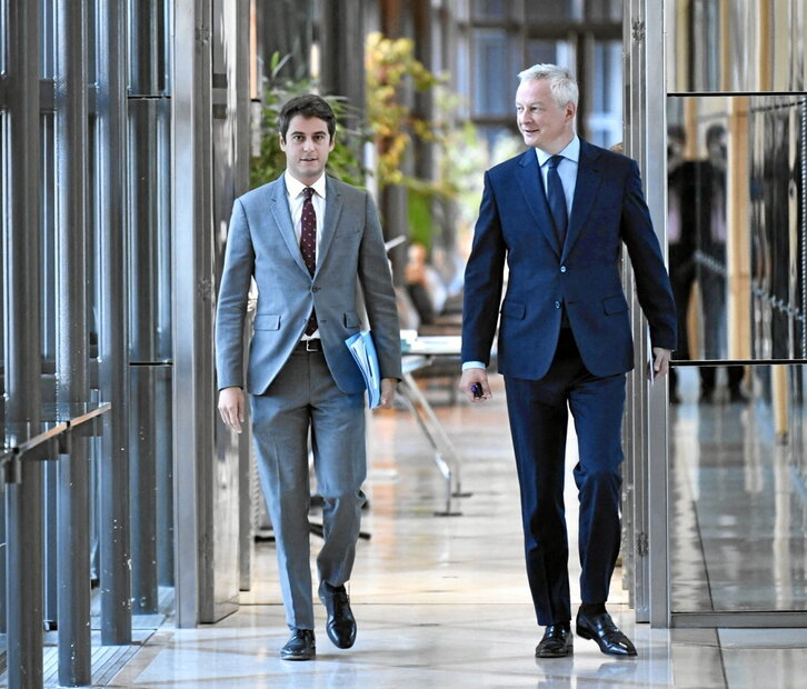 El viceministro francés de Cuentas , Gabriel Attal, y el titular de Economía, Bruno Le Maire.