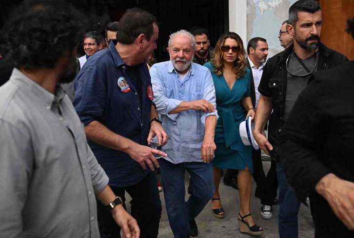 Lula da Silva abandona la carioca escuela de samba Portela, junto a su esposa Rosangela ‘Janja’ da Silva, tras un acto electoral.