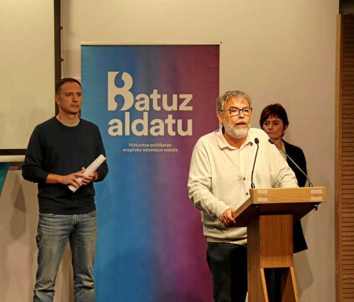 Paul Bilbao (Kontseilua), Mitxel Lakuntza (ELA) eta Garbiñe Aranburu (LAB), atzoko agerraldian.