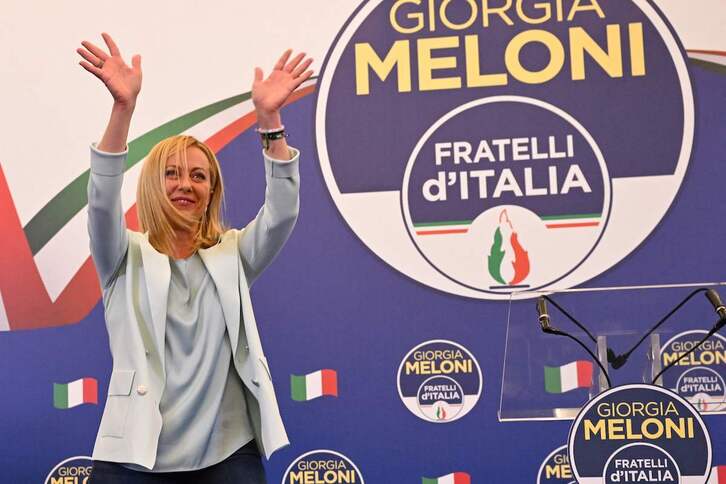 Giorgia Meloni saluda a sus seguidores tras conocer los resultados electorales.