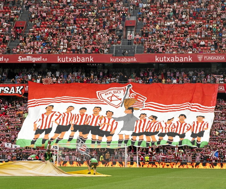 Fondo en el que se ubica la grada popular.