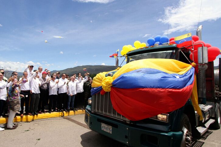 Imagen del primer camión que ha atravesado la frontera.