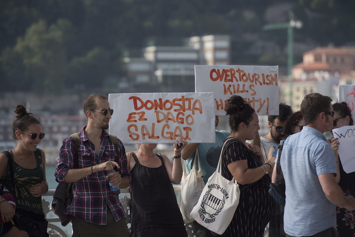 Gaur egungo eredu turistikoaren aurkako protesta baten argazkia.