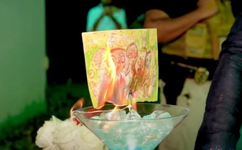 El dibujo 'Fantasmones siniestros' de la artista mexicana Frida Kahlo, mientras era quemado por el millonario Martin Mobarak. 